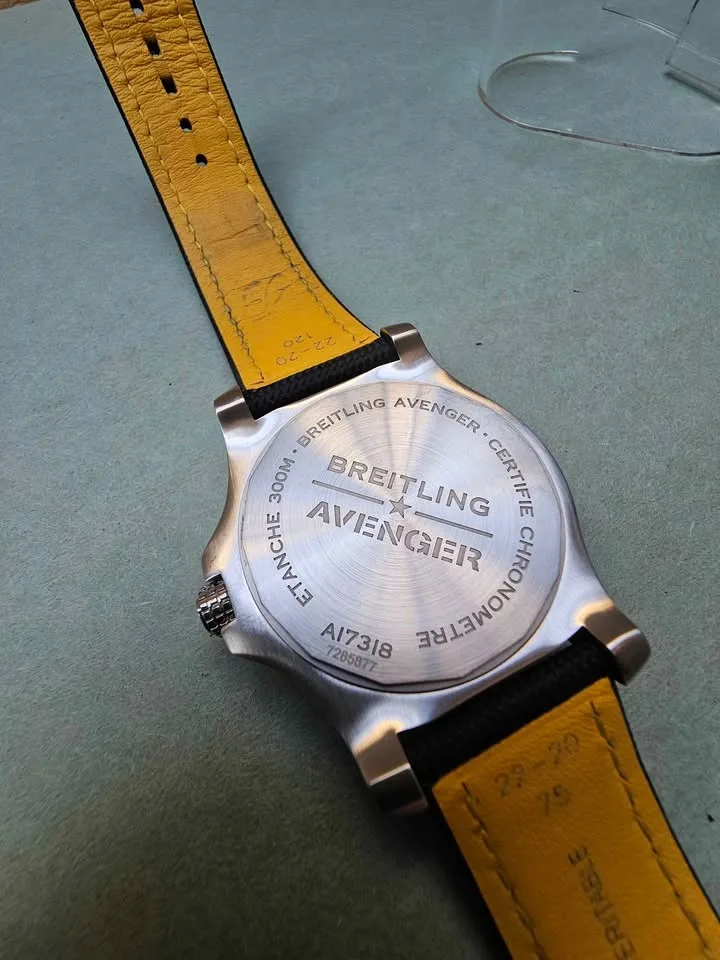 Breitling Avenger Automatic 43 image indicator(5)