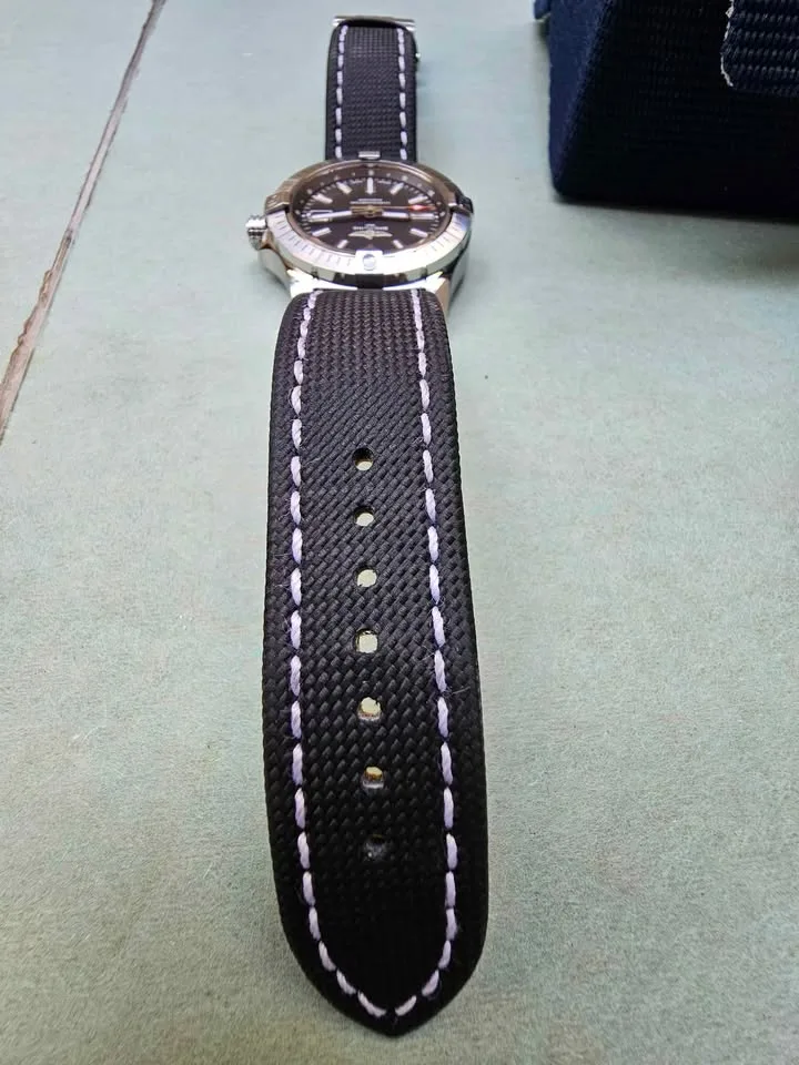 Breitling Avenger Automatic 43 image indicator(6)