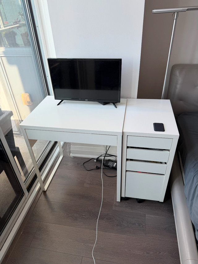 IKEA Micke White Desk with Drawers – Excellent Condition