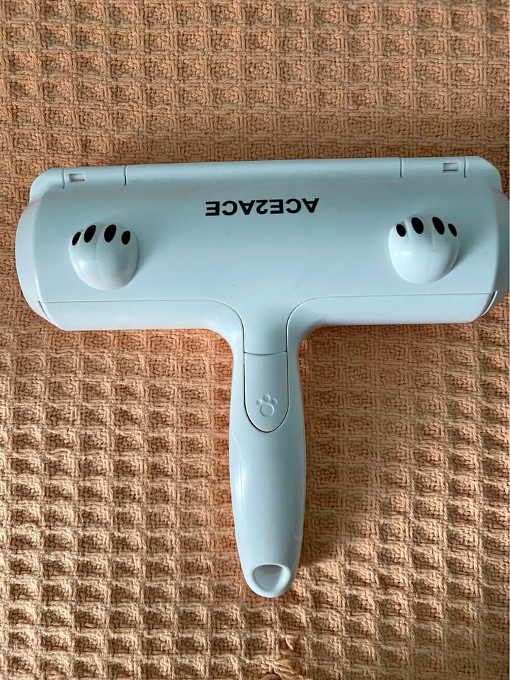Pet hair removal roll