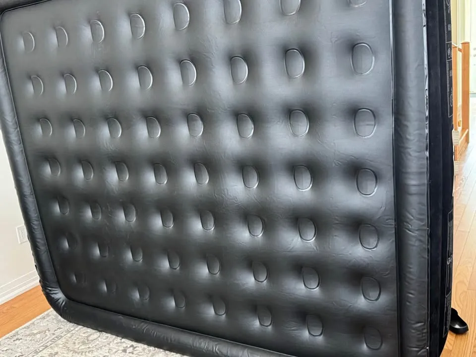 King Koil Luxury King Air Mattress – Like New! image indicator(7)