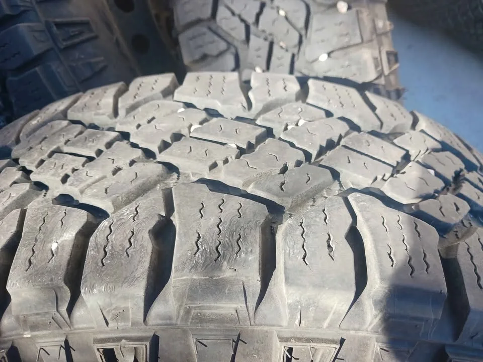 255/70r18 GOODYEAR WRANGLER TIRES & DODGE JEEP RIMS image indicator(3)