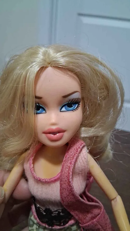 Bratz Dolls Cloe Authentic Collectible image indicator(2)