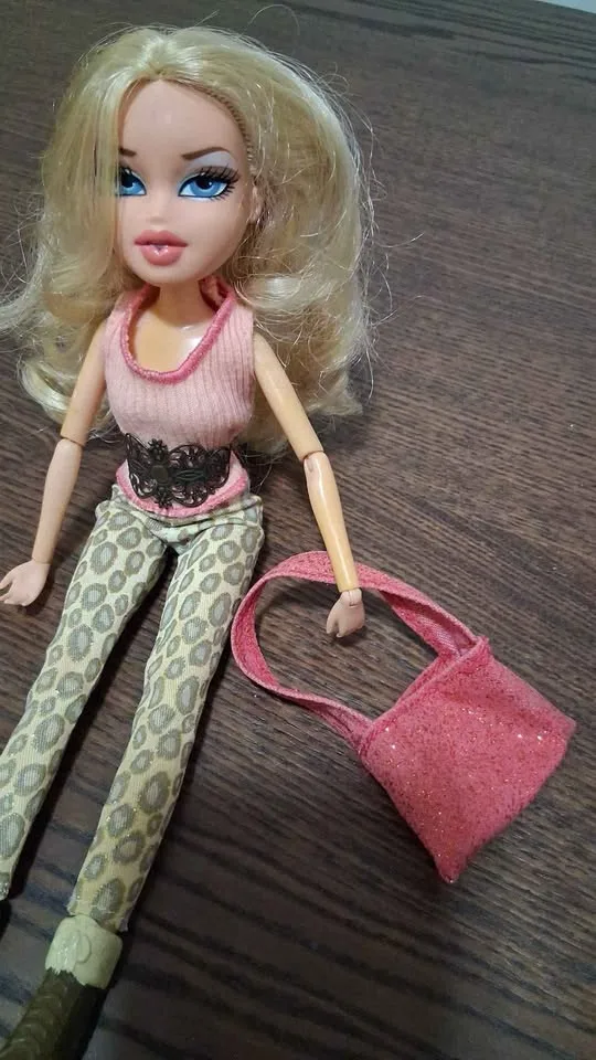 Bratz Dolls Cloe Authentic Collectible image indicator(5)