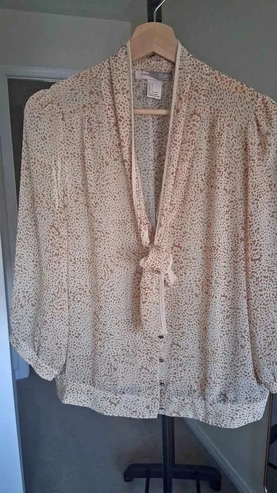 Love 21 Brand Beige Color Women blouse thumbnail