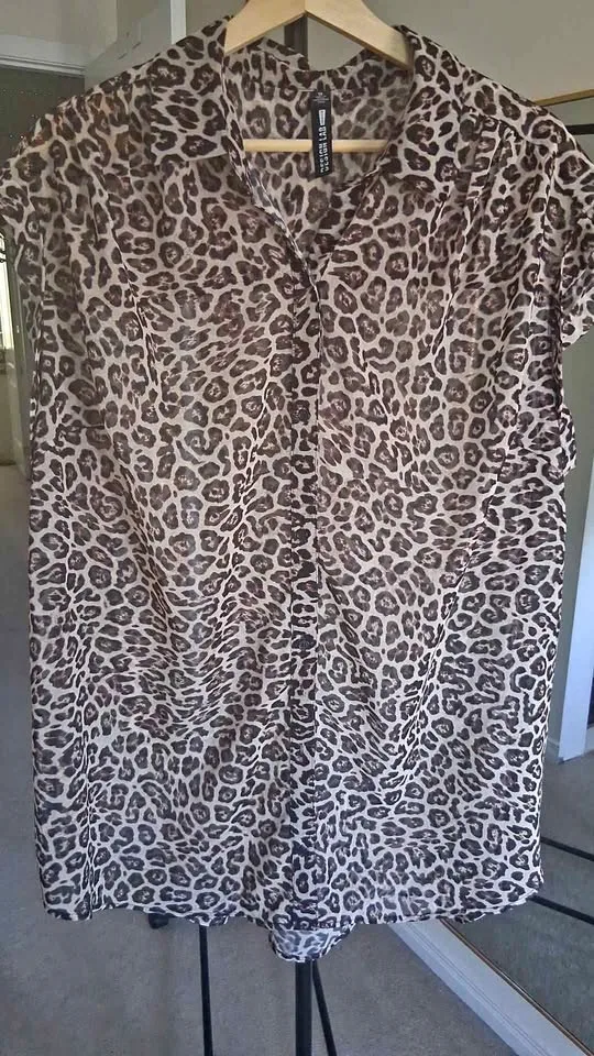 Leopard Print Blouse Top Women's Size 1X design Lab thumbnail