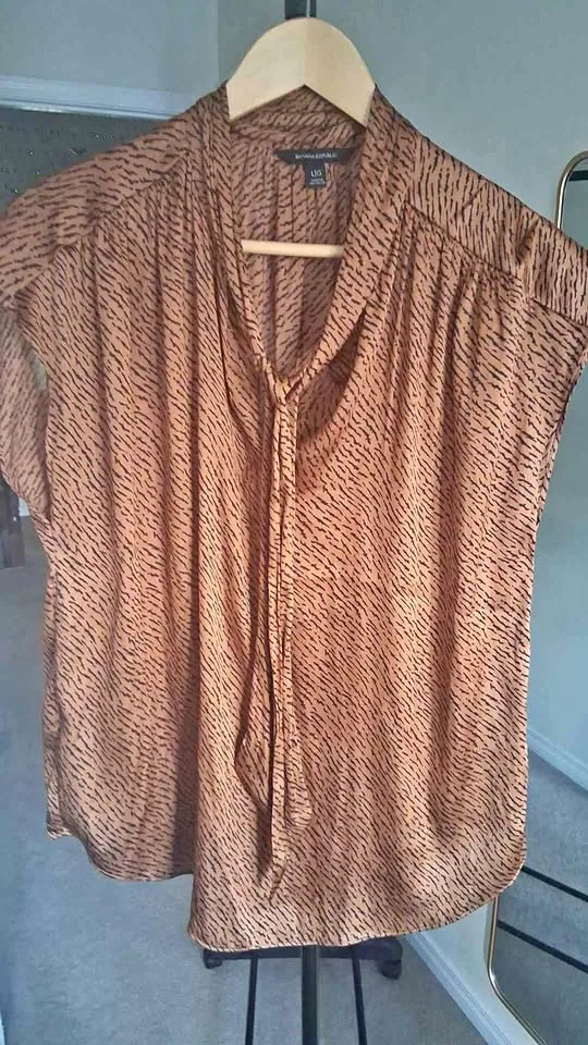 Soft Satin Banana Republic top size L thumbnail