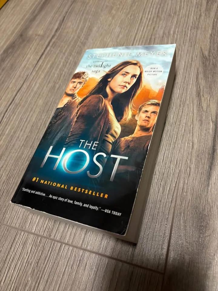 The Host by Stephenie Meyer image indicator(2)