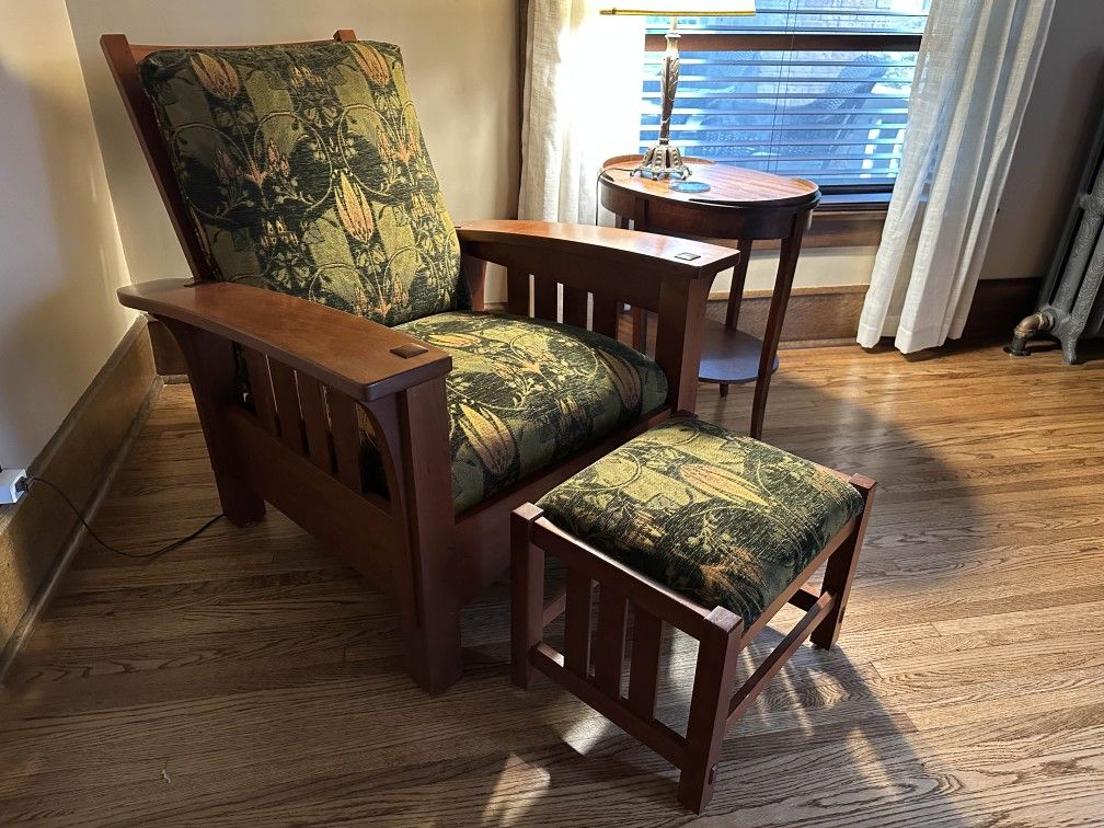 Stickley Bow Arm Morris Chair with Footstool - photo 2
