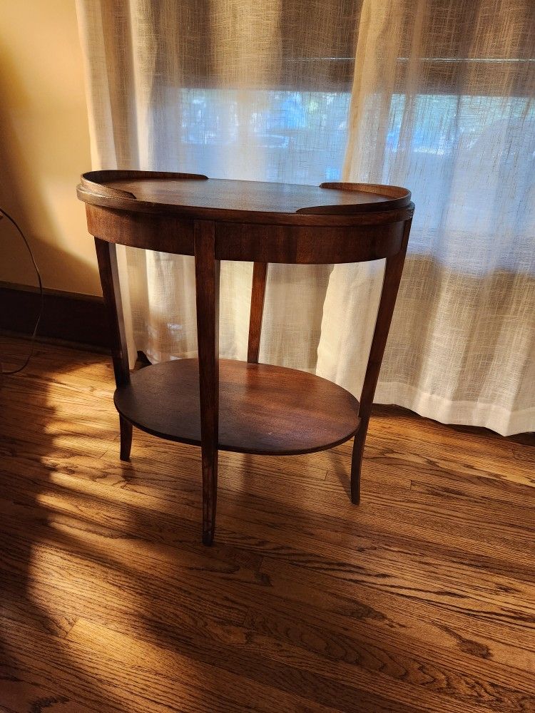 Vintage oval shaped wood table approx 17"W x 23.5"L x 26"H - photo 2