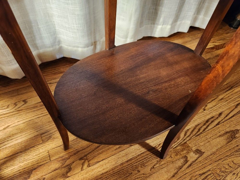 Vintage oval shaped wood table approx 17"W x 23.5"L x 26"H - photo 3