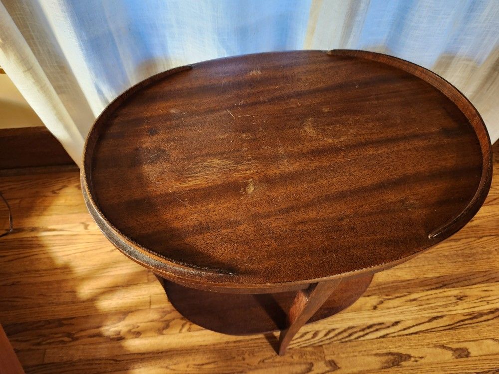 Vintage oval shaped wood table approx 17"W x 23.5"L x 26"H - photo 4