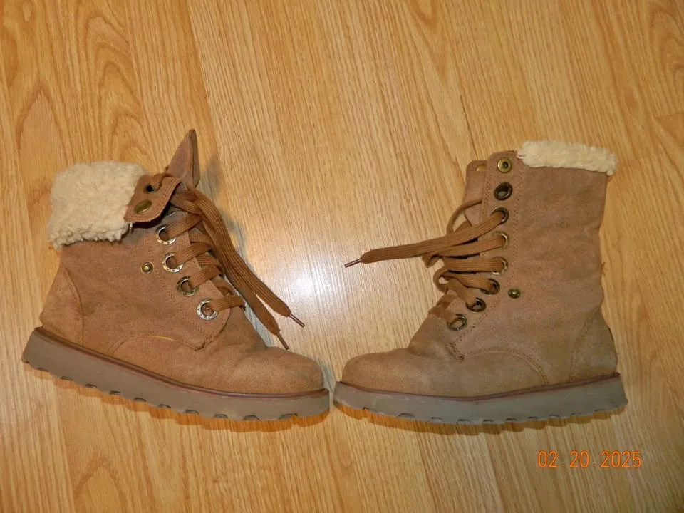 WOMENS BEAR PAW SHERPA LINED BOOTS...size 7...VGUC-EUC.. thumbnail
