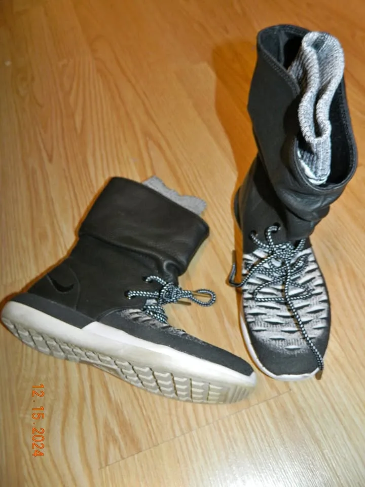 LIKE NEW WOMENS NIKE ROSHE II FLYKNIT HI  BOOTIES..size 7... thumbnail