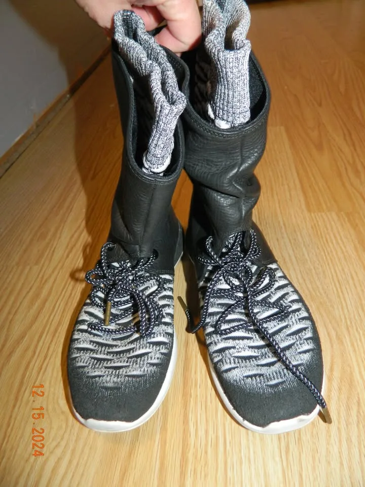 LIKE NEW WOMENS NIKE ROSHE II FLYKNIT HI  BOOTIES..size 7... image indicator(2)