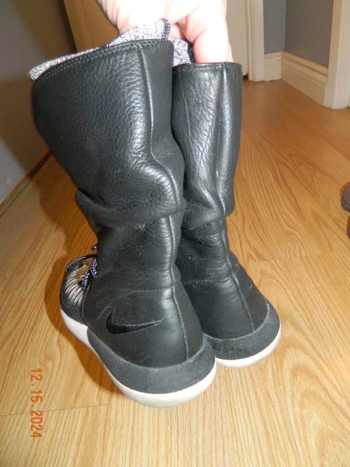 LIKE NEW WOMENS NIKE ROSHE II FLYKNIT HI  BOOTIES..size 7... image indicator(3)