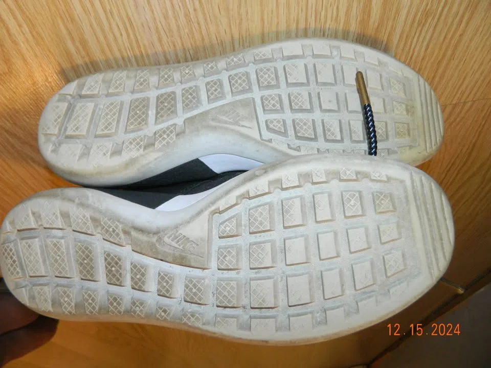 LIKE NEW WOMENS NIKE ROSHE II FLYKNIT HI  BOOTIES..size 7... image indicator(4)