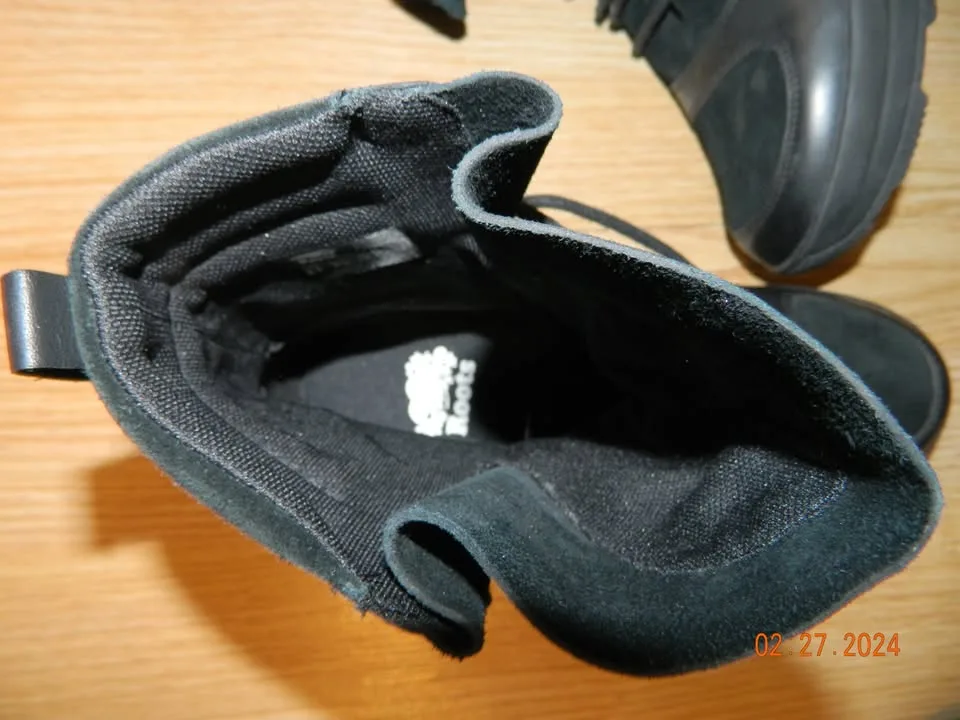 NWOT WOMENS ROOTS LEATHER AND SUEDE LACE UP BOOTS...SIZE 8.5 image indicator(2)