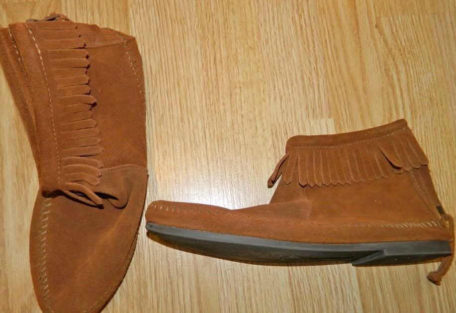 NWOT MINNETOKA SUEDE MOCCASIN BOOTIES...ZIPS UP BACK...SIZE 8.5