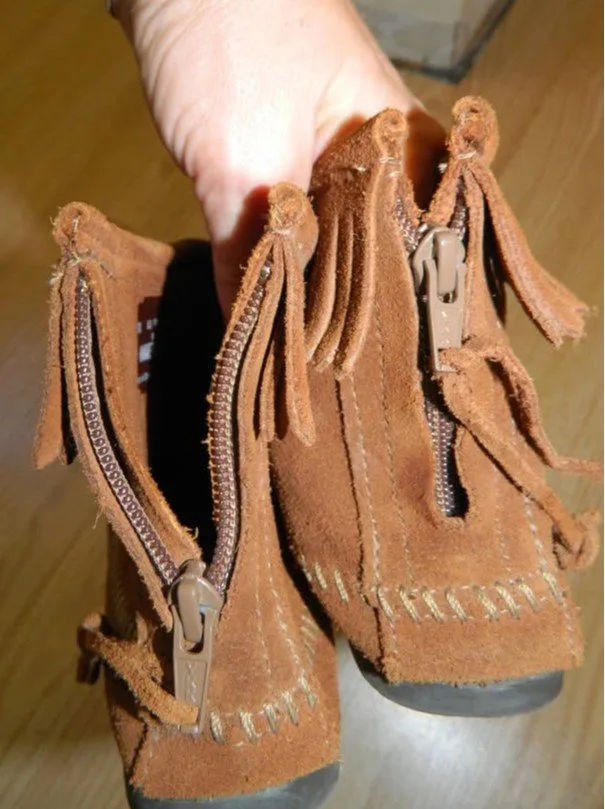 NWOT MINNETOKA SUEDE MOCCASIN BOOTIES...ZIPS UP BACK...SIZE 8.5 image indicator(2)