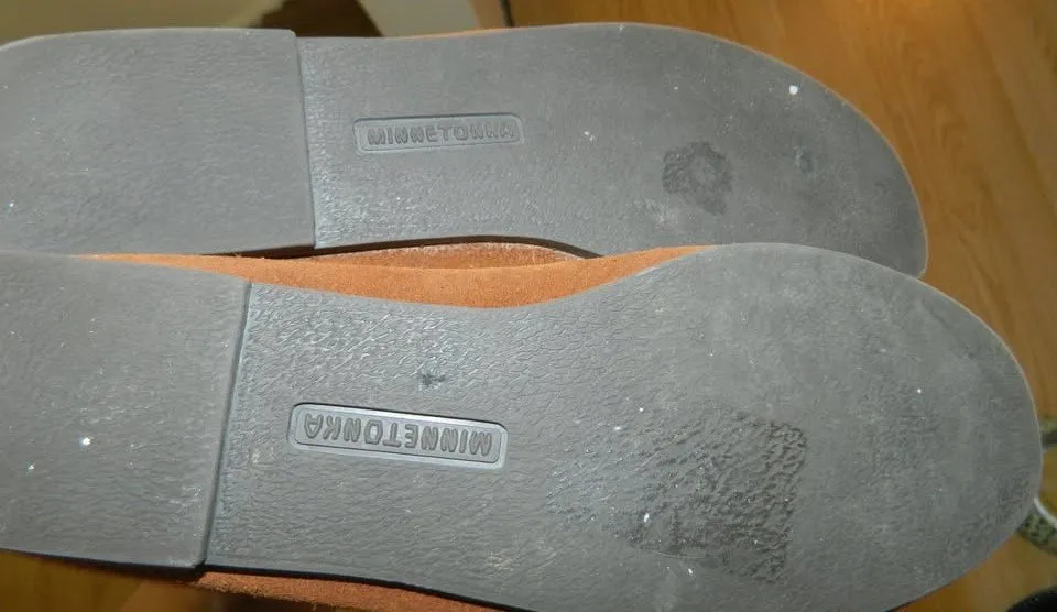 NWOT MINNETOKA SUEDE MOCCASIN BOOTIES...ZIPS UP BACK...SIZE 8.5 image indicator(3)