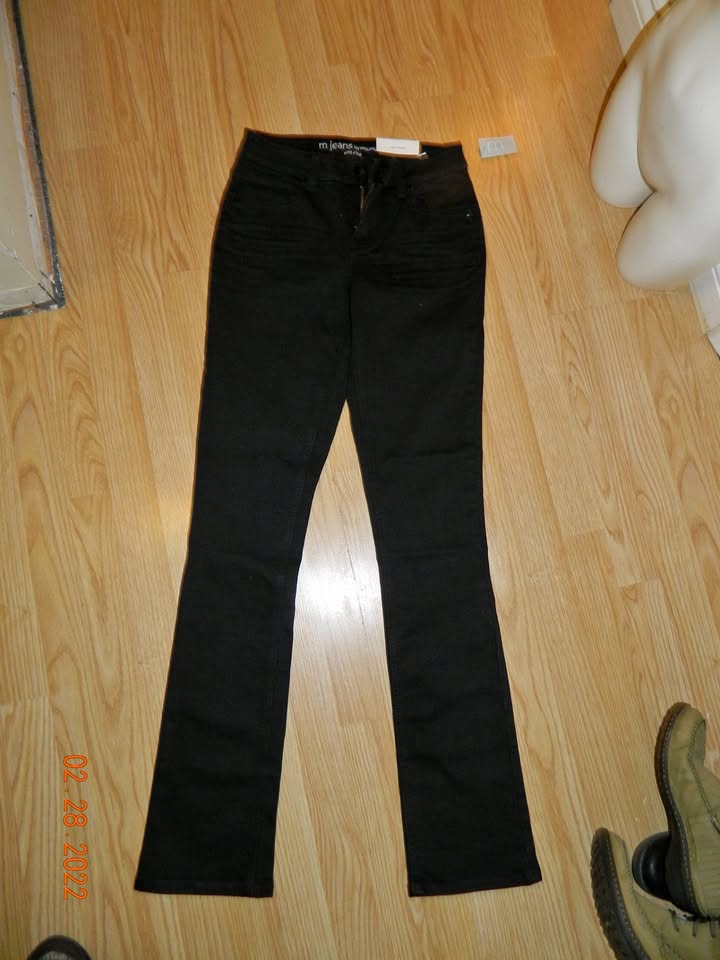 NWT WOMENS M JEANS by maurices...size 2 XLONG