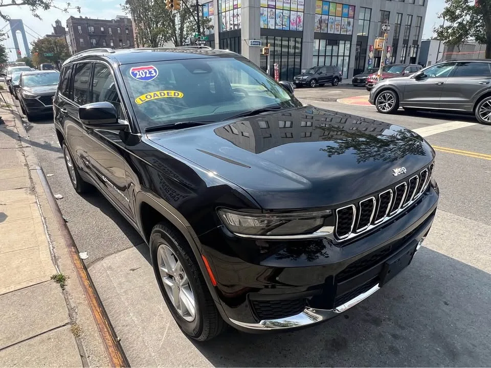 2023 Jeep Grand Cherokee L · Laredo Sport Utility 4D image indicator(2)