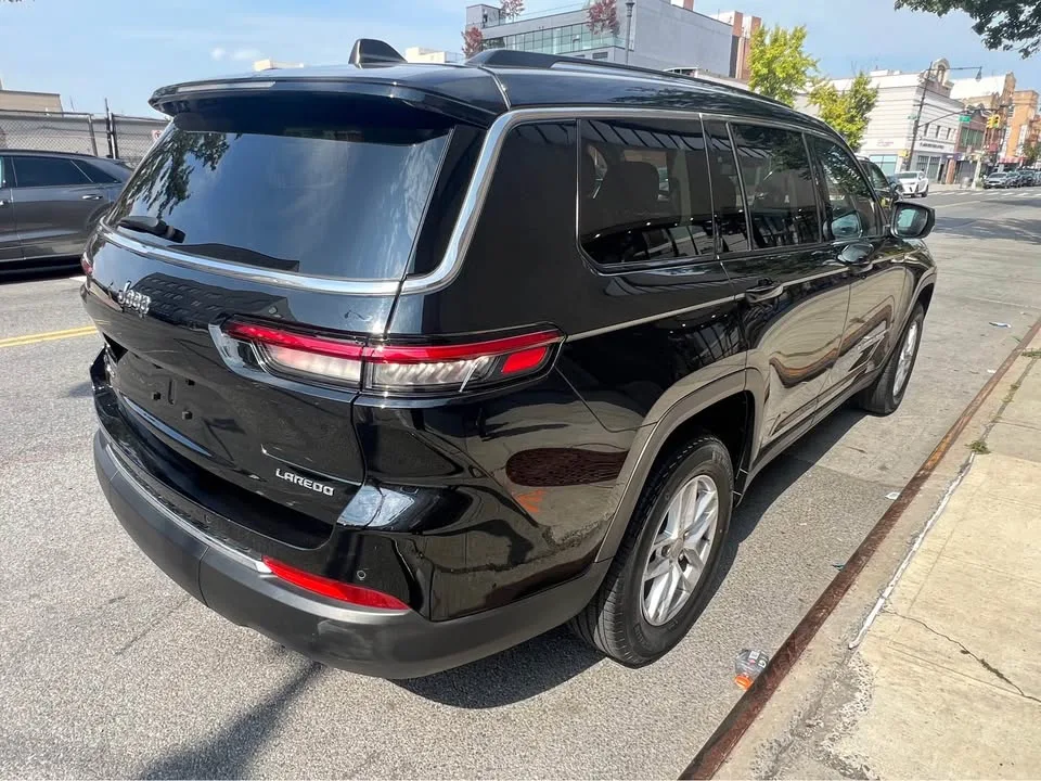 2023 Jeep Grand Cherokee L · Laredo Sport Utility 4D image indicator(5)