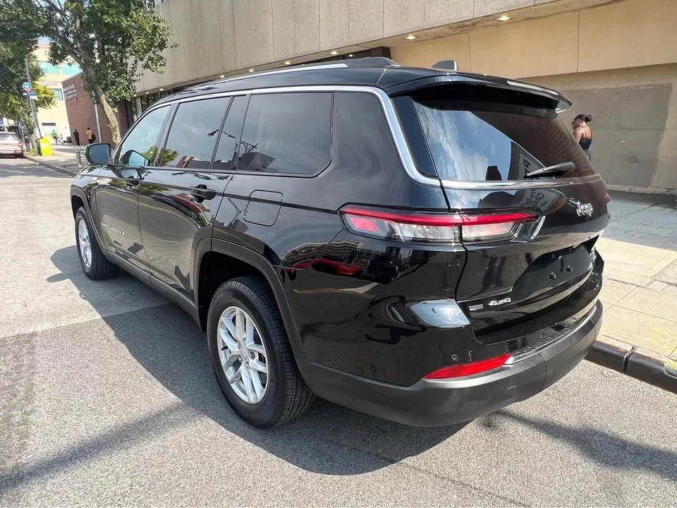 2023 Jeep Grand Cherokee L · Laredo Sport Utility 4D image indicator(6)