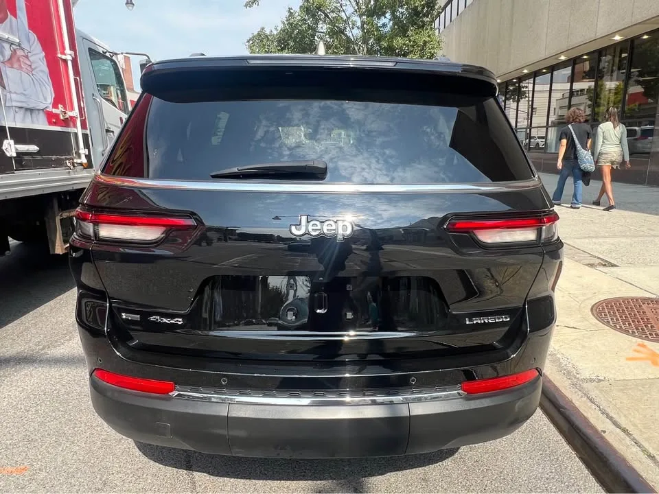 2023 Jeep Grand Cherokee L · Laredo Sport Utility 4D image indicator(7)