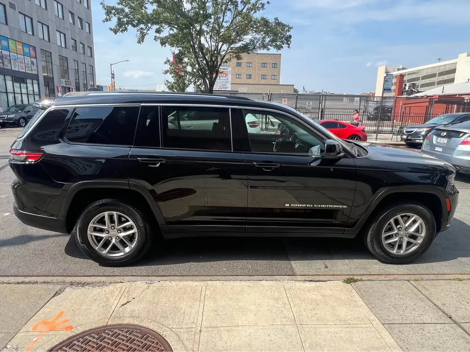 2023 Jeep Grand Cherokee L · Laredo Sport Utility 4D image indicator(8)