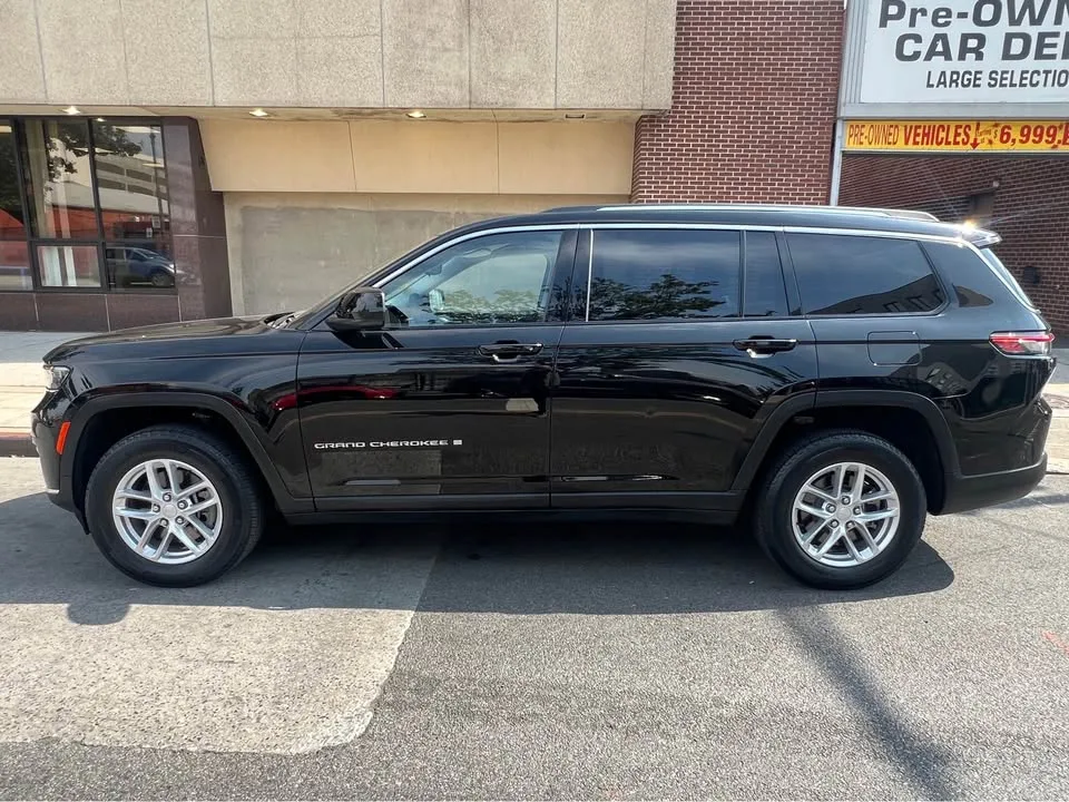 2023 Jeep Grand Cherokee L · Laredo Sport Utility 4D image indicator(9)