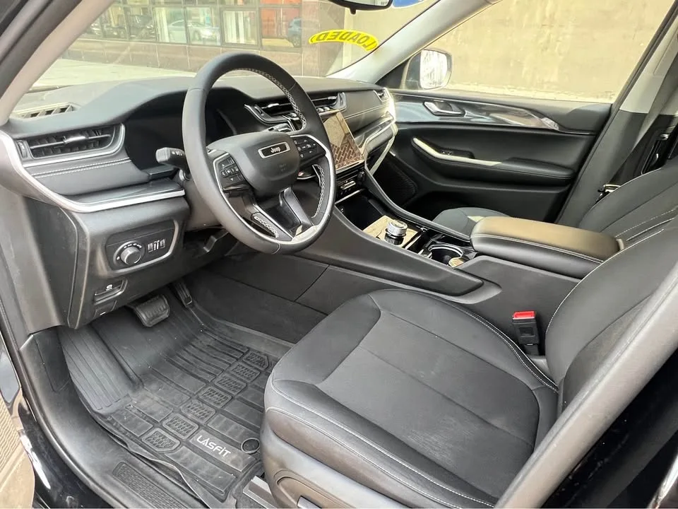 2023 Jeep Grand Cherokee L · Laredo Sport Utility 4D image indicator(10)