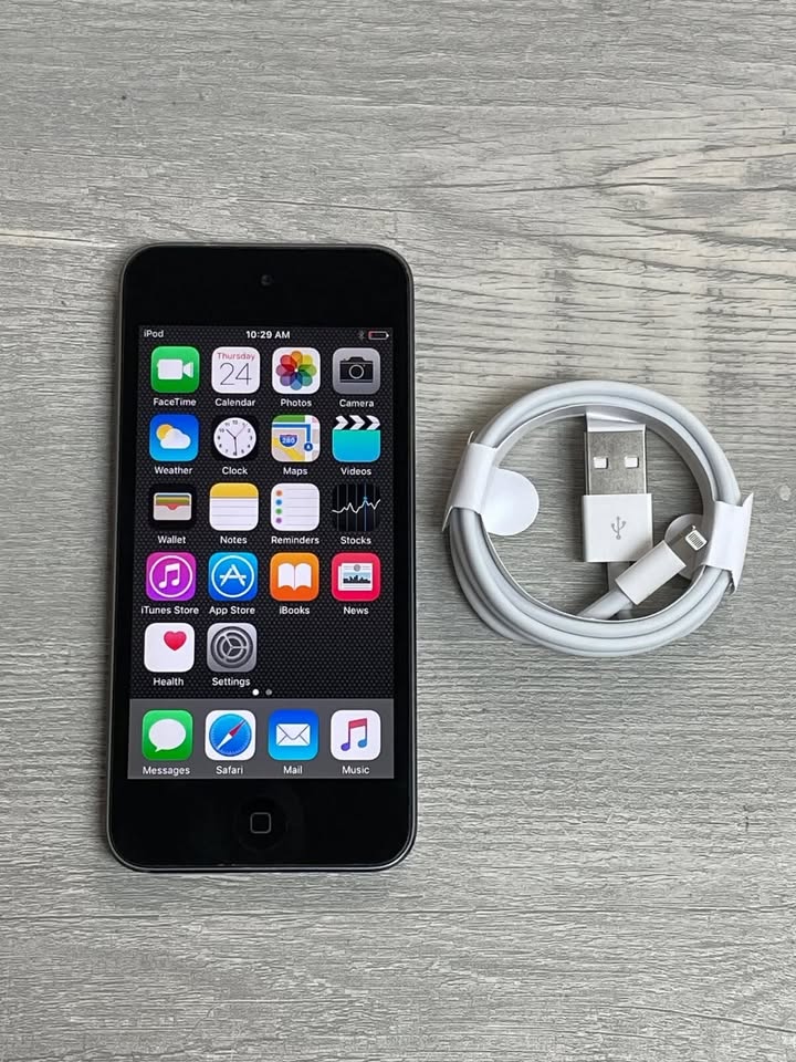 iPod touch 5th Gen 16GB with charger - photo 2