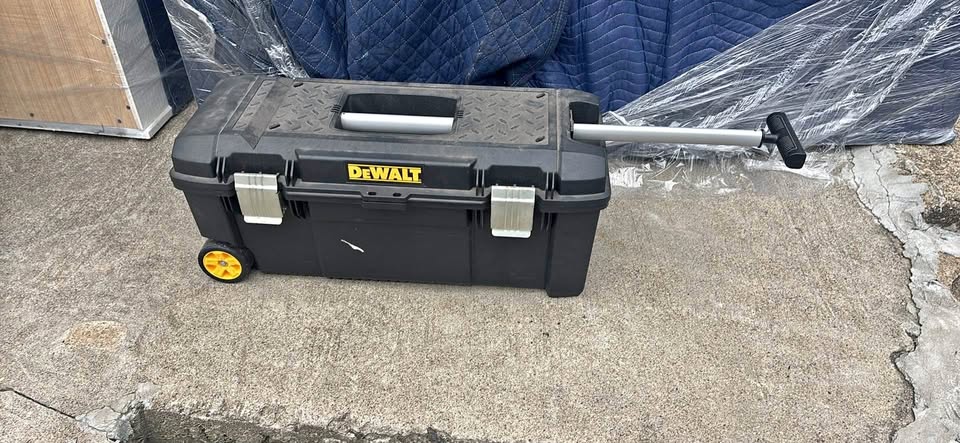 Tool box whit couple things