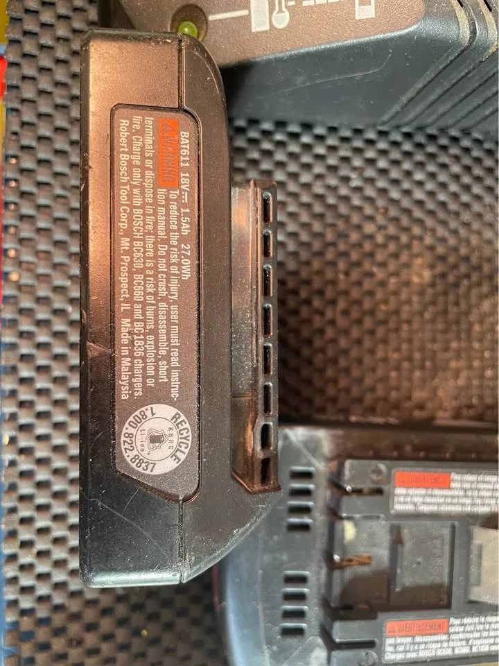 BOSCH Drill charger and 2 battery’s image indicator(4)