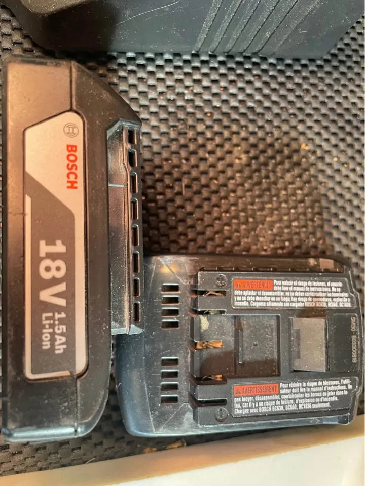 BOSCH Drill charger and 2 battery’s image indicator(5)