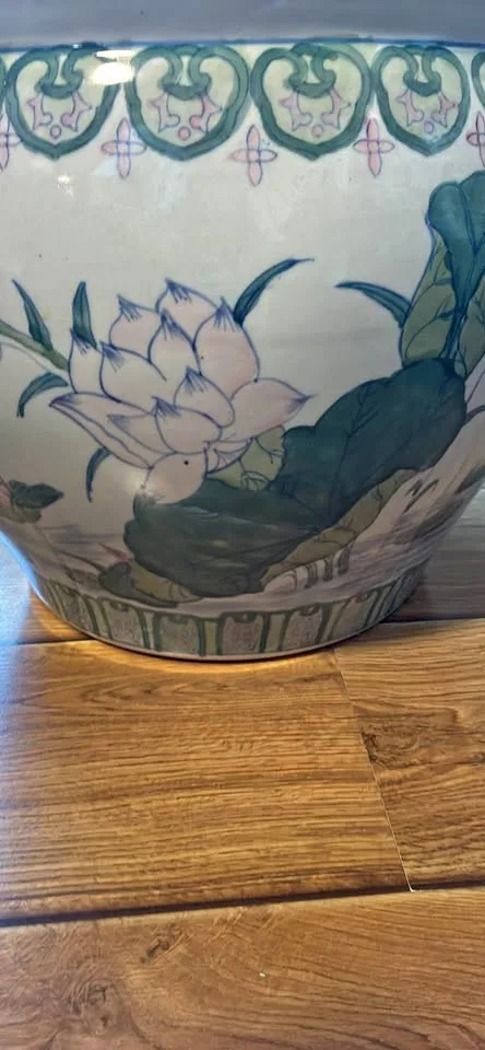 Vintage Chinese pot thumbnail