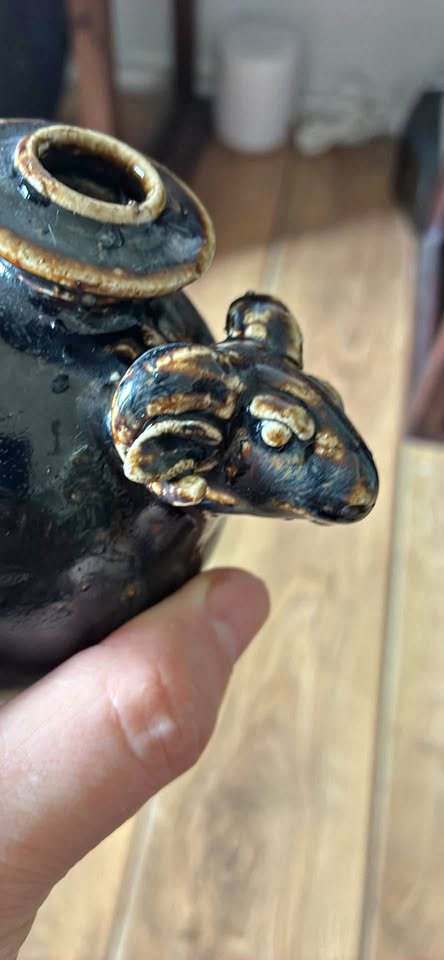 Antique Chinese pottery 古董黑釉水罐