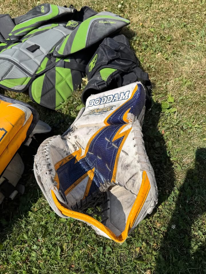 Boddam Goalie Pads, RBK Chest Protector and Goalie Helmet - photo 2