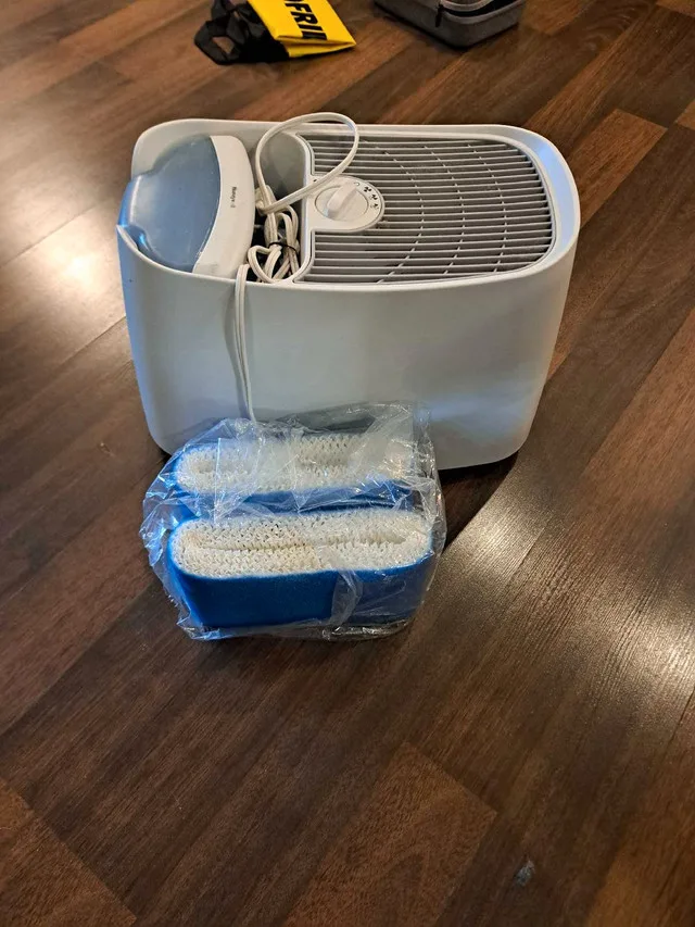 Honeywell humidifier (with 2 extra filters) thumbnail