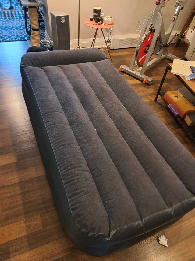 Intex single air mattress with built in pump