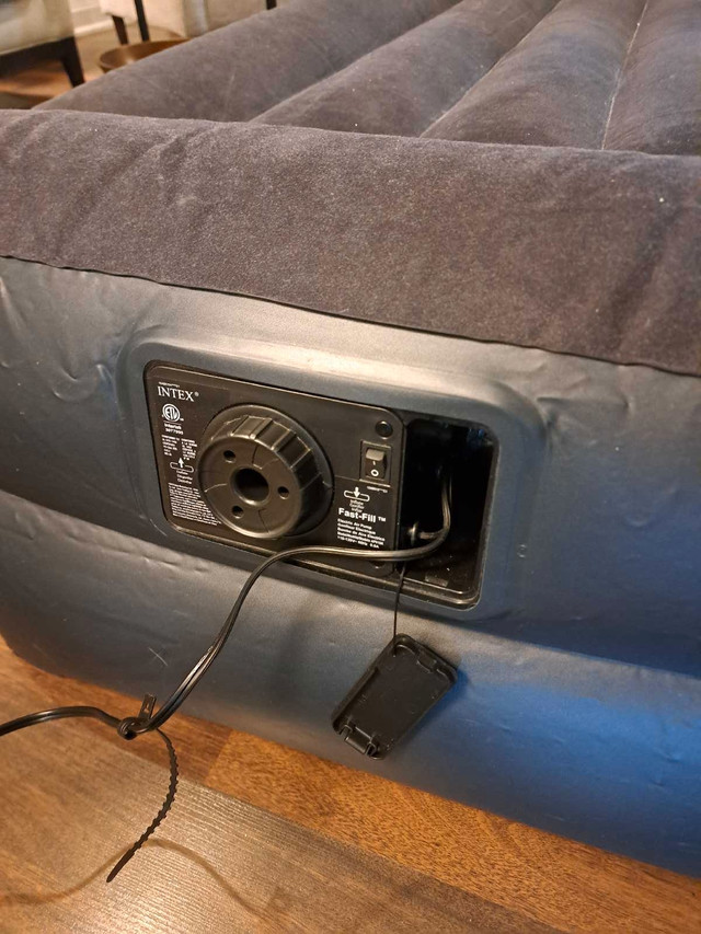Intex single air mattress with built in pump - photo 2