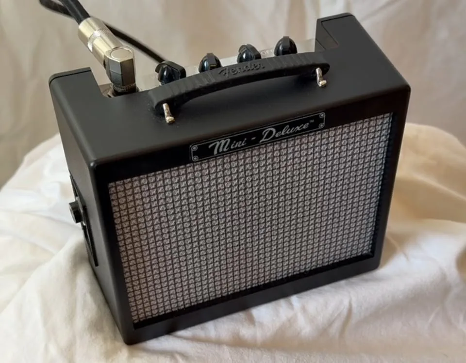 Fender MD-20 Mini Deluxe Amp image indicator(7)