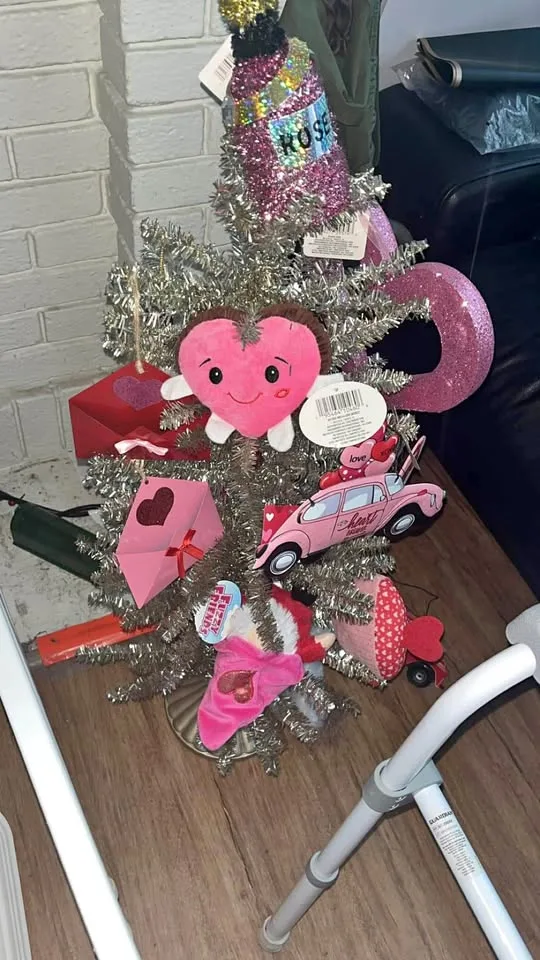 Tinsel Tree with Valentine Ornaments thumbnail