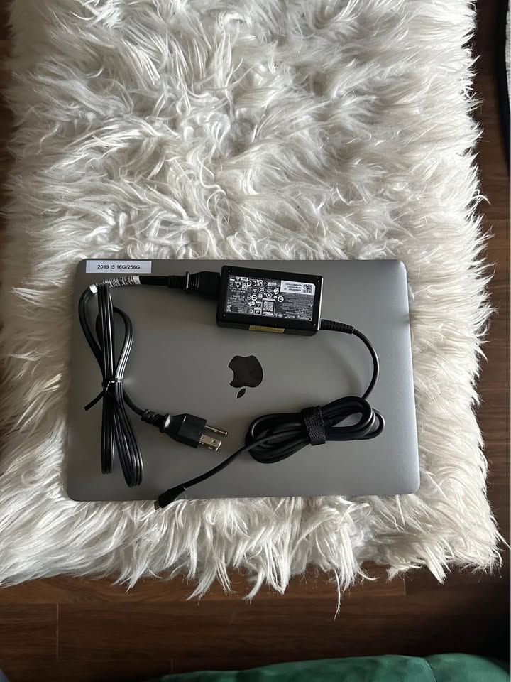 MacBook Pro w/Touchbar, 16GB Ram, 256GB HDD - photo 3