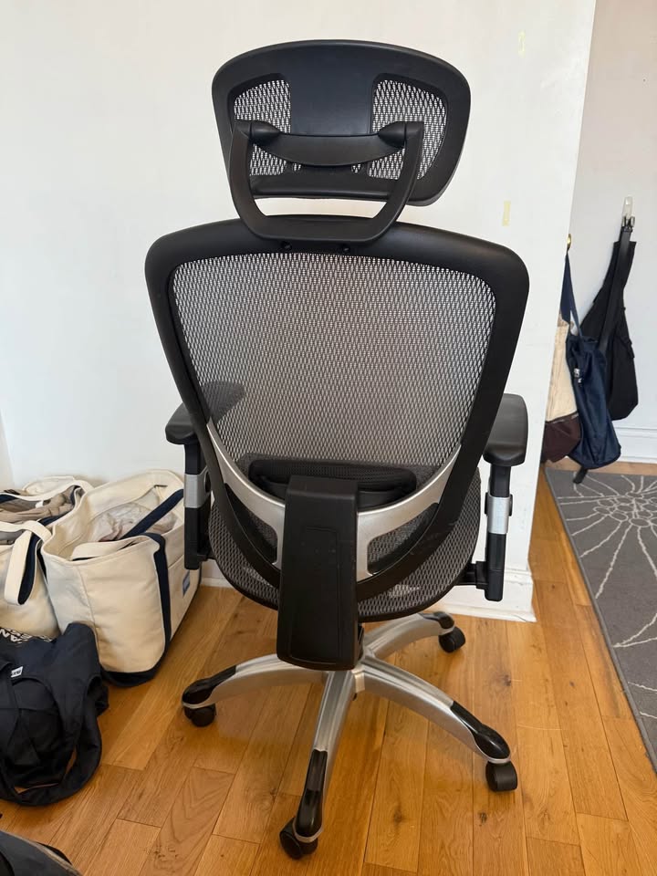 Used Staples Hyken Ergonomic Mesh Swivel Office Chair - photo 2