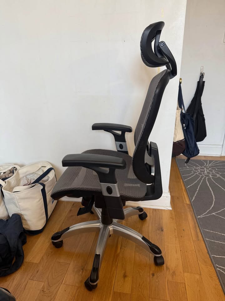 Used Staples Hyken Ergonomic Mesh Swivel Office Chair - photo 3