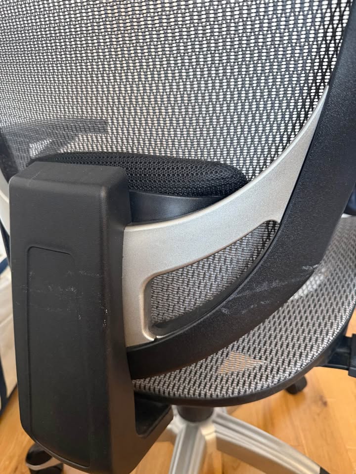 Used Staples Hyken Ergonomic Mesh Swivel Office Chair - photo 5