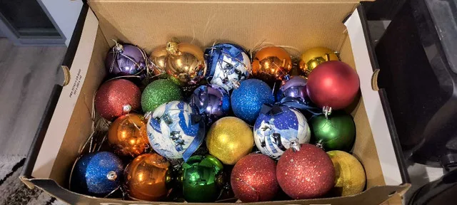 Christmas Decoration Balls Approx 25) thumbnail